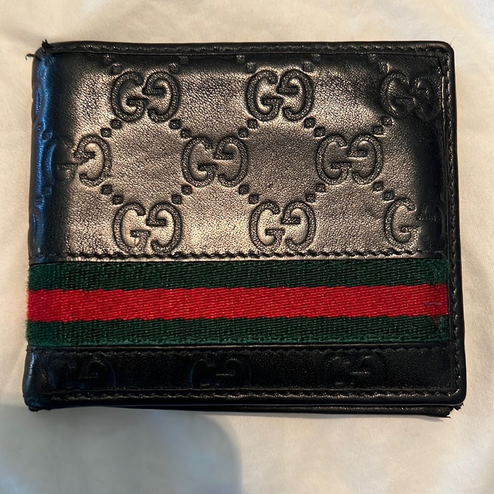 Gucci mens bifold wallet, used, some visible signs of wear and usage , check pic